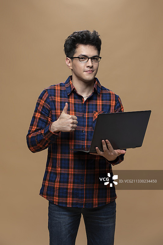 自信的年轻程序员图片素材