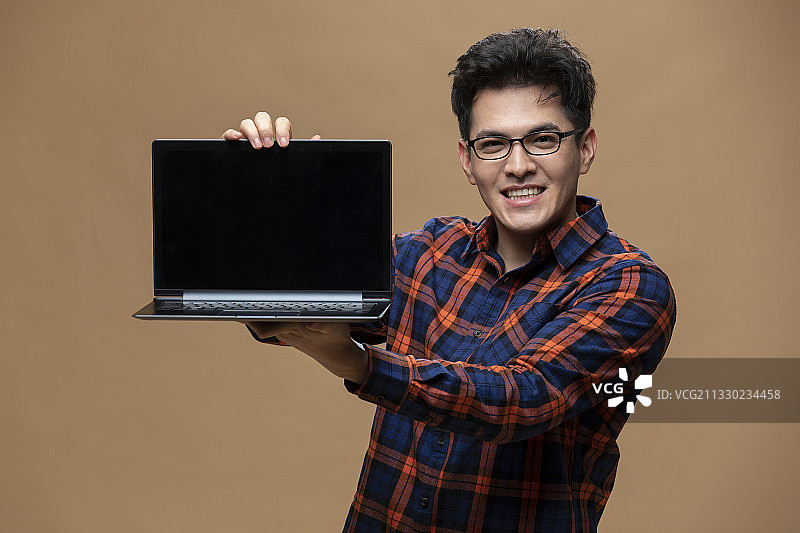 开心的年轻程序员图片素材