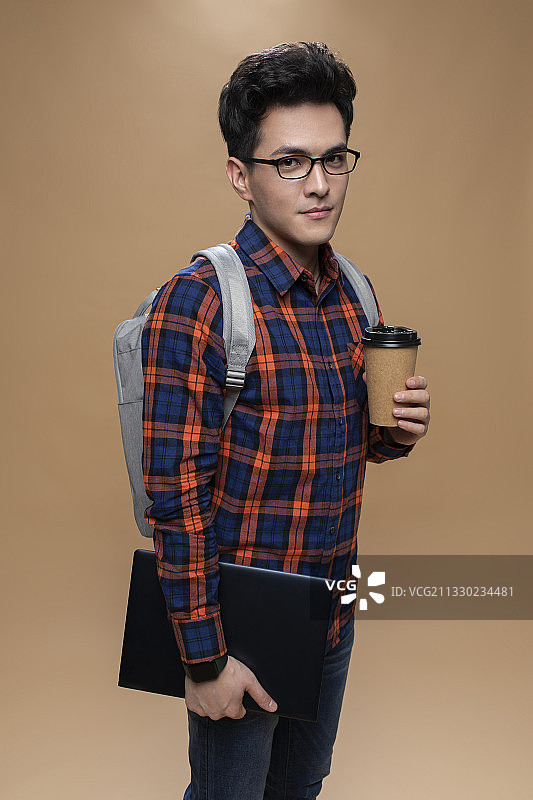 自信的年轻程序员图片素材