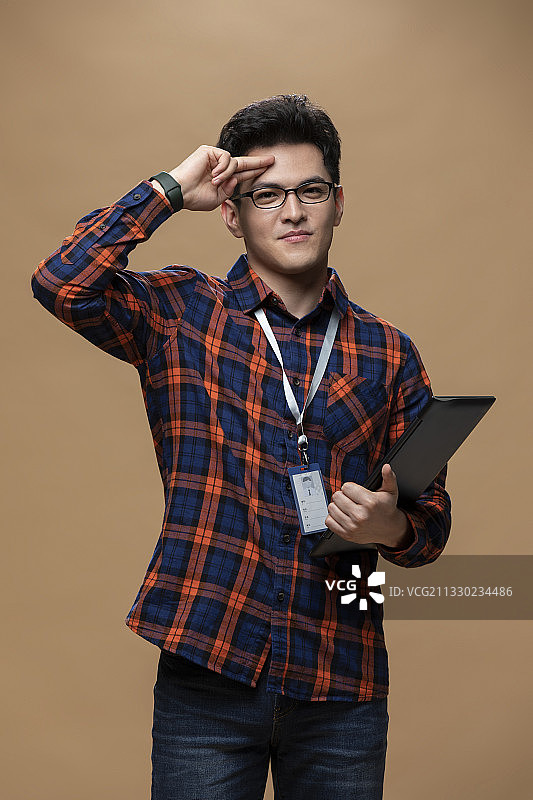 开心的年轻程序员图片素材