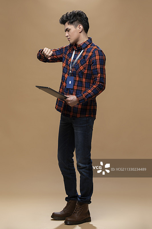 自信的年轻程序员图片素材