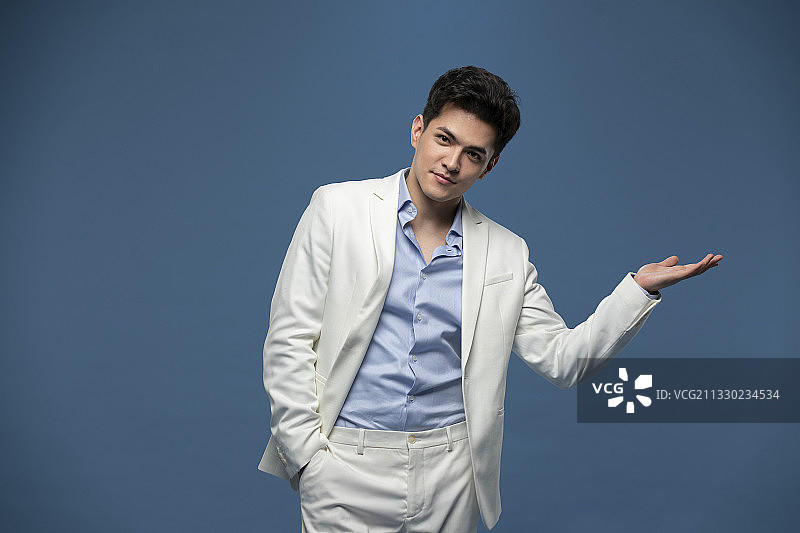 时尚的年轻男子图片素材