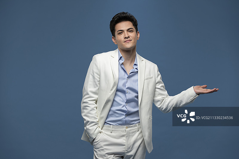 时尚的年轻男子图片素材