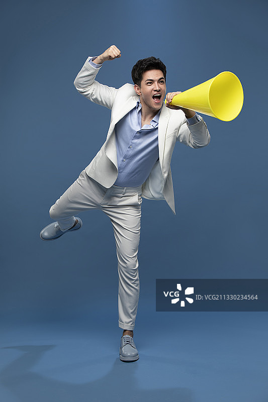 年轻男子用喇叭喊话图片素材