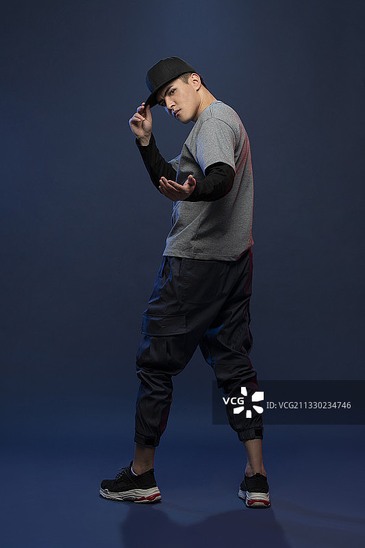 时尚的年轻男子跳舞图片素材