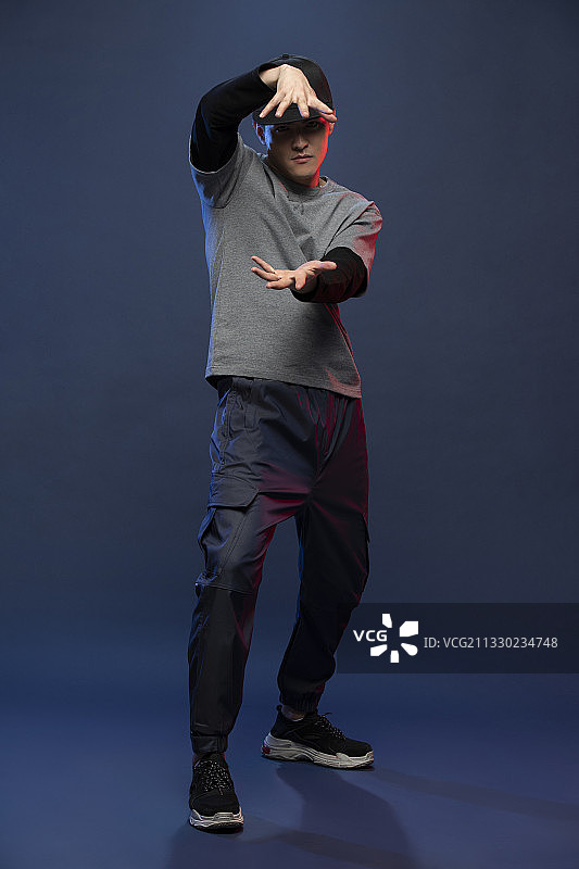 时尚的年轻男子跳舞图片素材