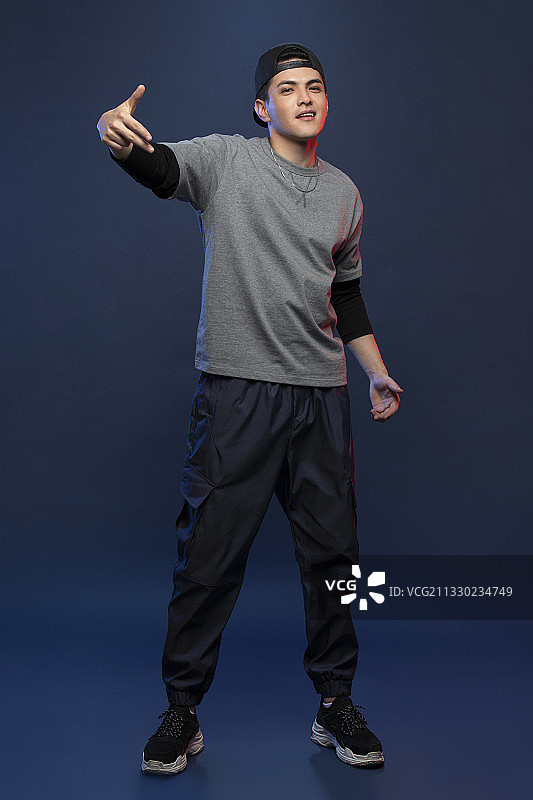 时尚的年轻男子跳舞图片素材