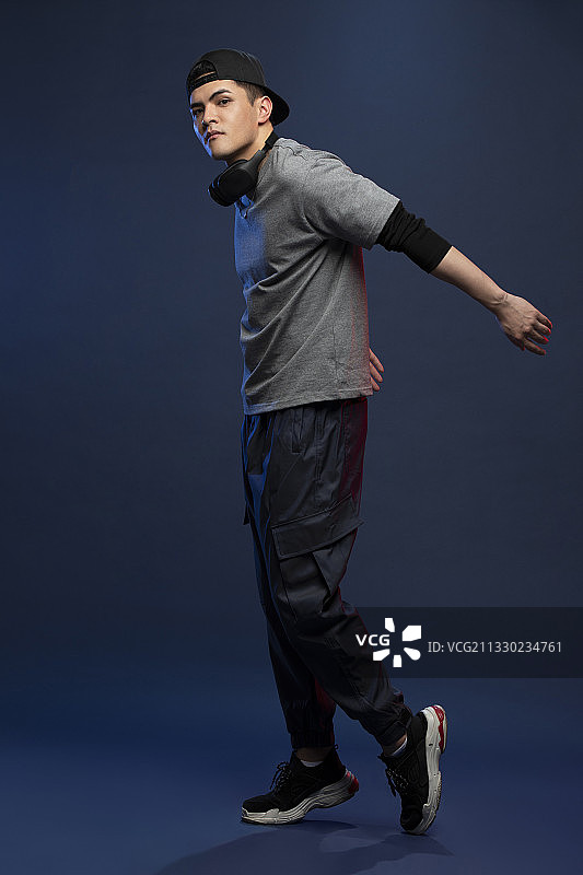 时尚的年轻男子跳舞图片素材