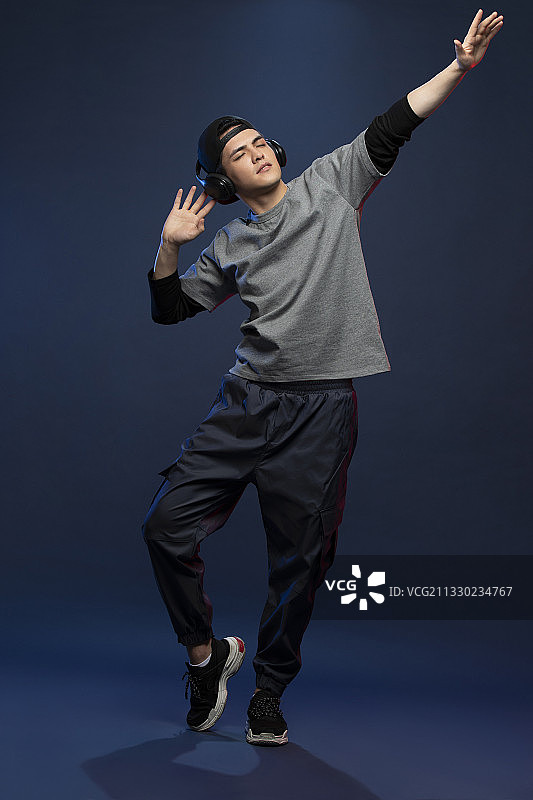 时尚的年轻男子跳舞图片素材