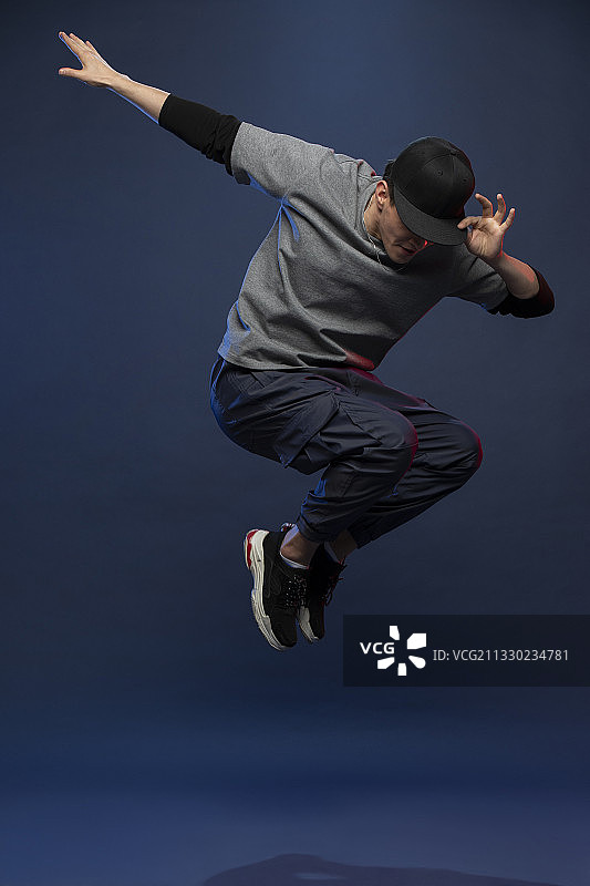 时尚的年轻男子跳舞图片素材