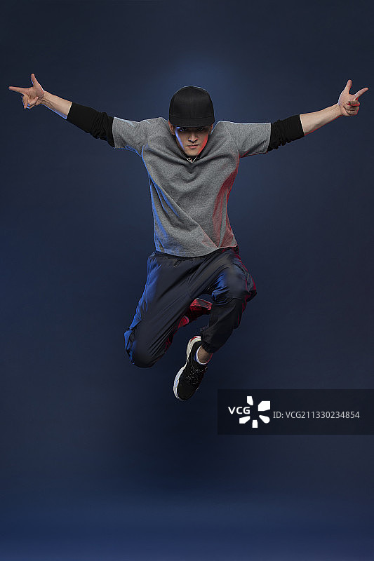 时尚的年轻男子跳舞图片素材