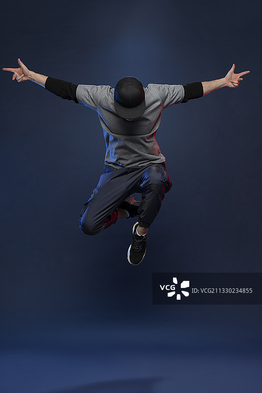 时尚的年轻男子跳舞图片素材