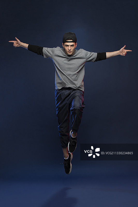 时尚的年轻男子跳舞图片素材