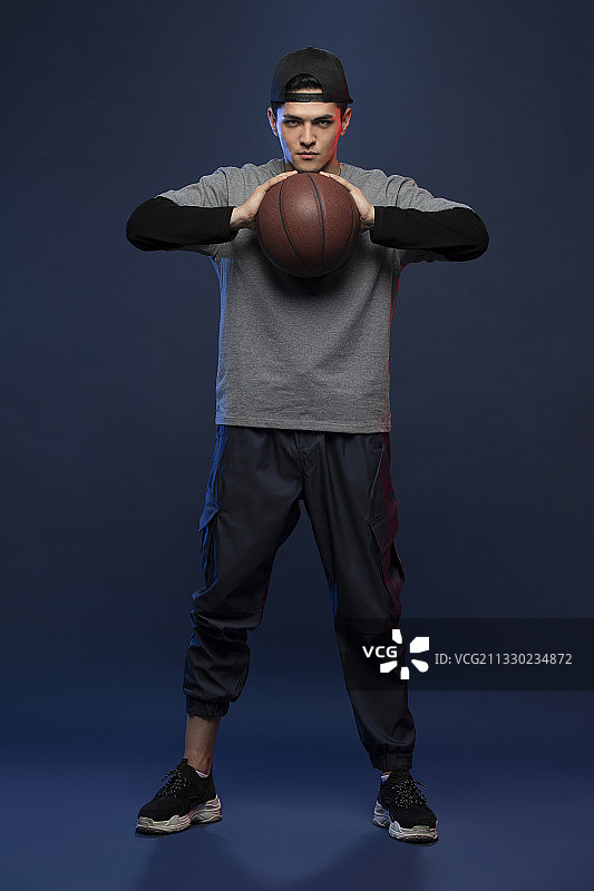 时尚的年轻男子打篮球图片素材