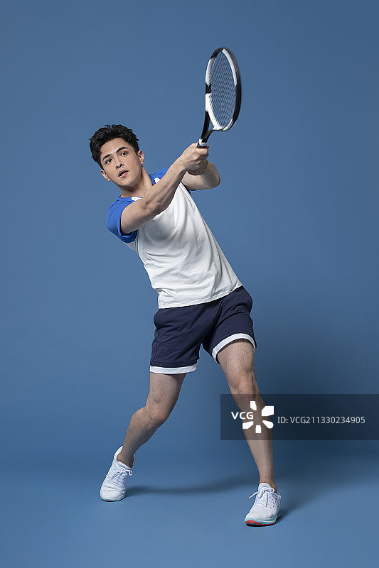 年轻男子打网球图片素材