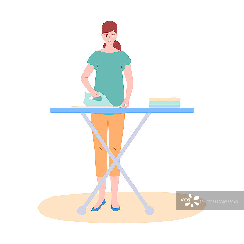 家庭主妇正在熨烫衣服图片素材