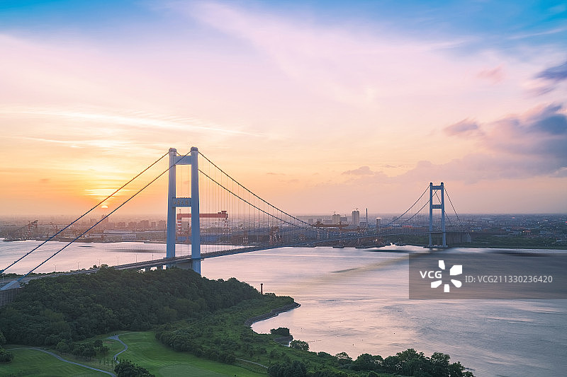 俯瞰中国江阴长江大桥和长江港口风光图片素材