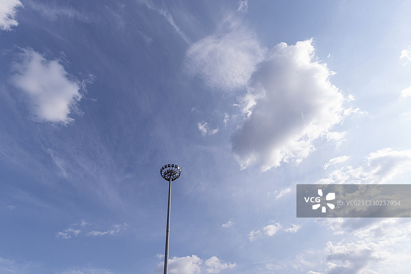 蓝天白云下的广场灯图片素材