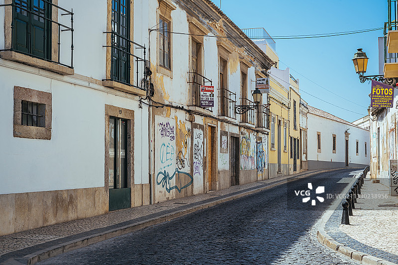 午后欧洲小镇空旷街道图片素材