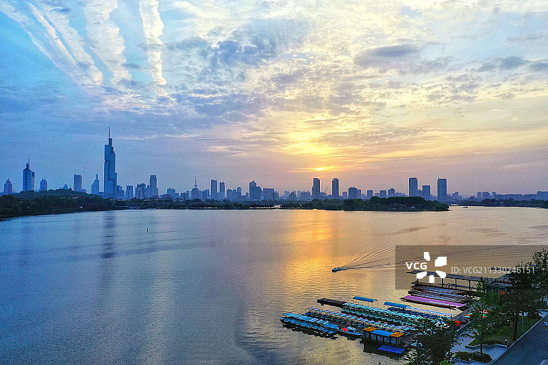 夕阳霞光下的南京玄武湖公园图片素材