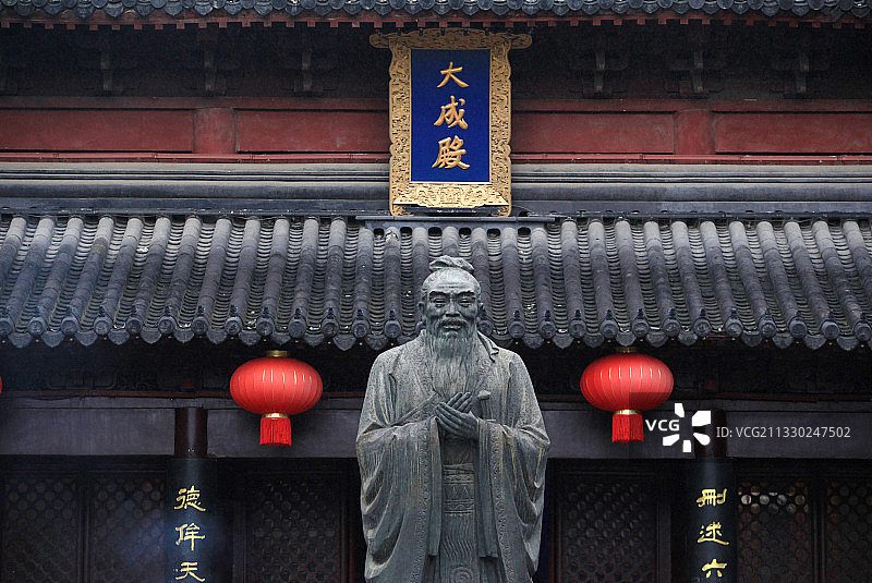 南京夫子庙大成殿和孔子青铜像图片素材