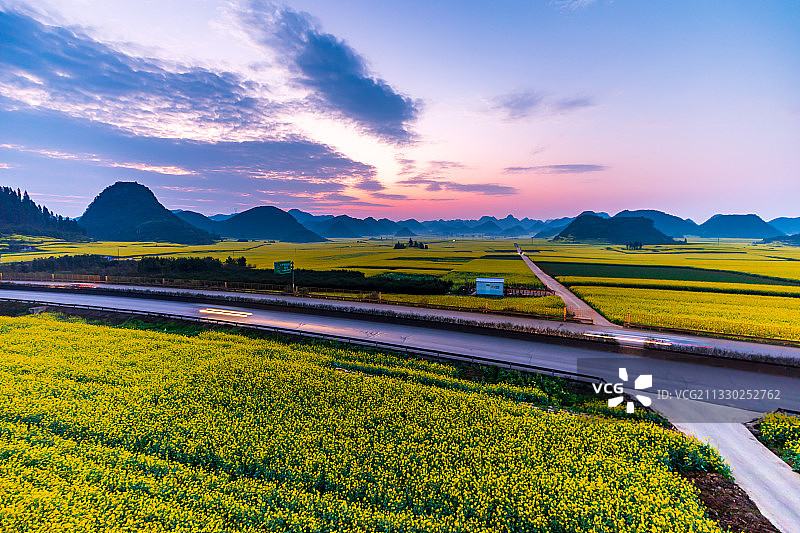 中国云南罗平油菜花海图片素材