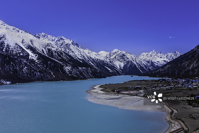 《醉美然乌镇》拍摄于中国西藏自治区昌都八宿县然乌湖景区。图片素材