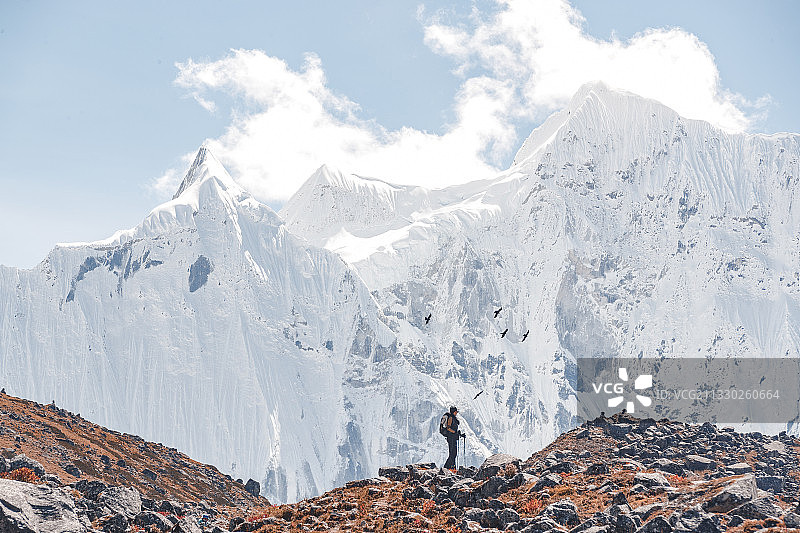 雪山行者图片素材