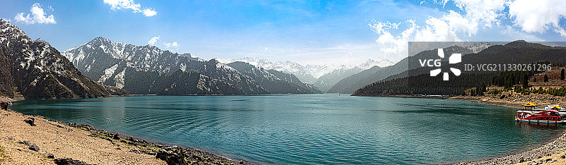 新疆天山天池超清全景大图，碧水群山环绕，映照蓝天图片素材