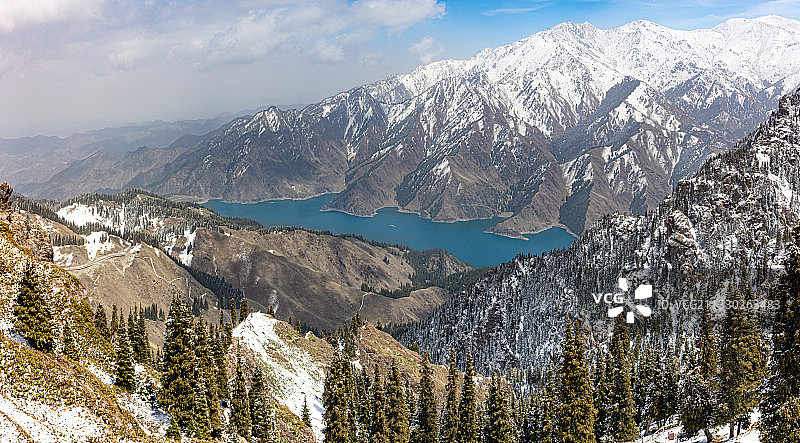 新疆天山天池超广角，马牙山俯瞰全景，山林茂密山顶积雪图片素材