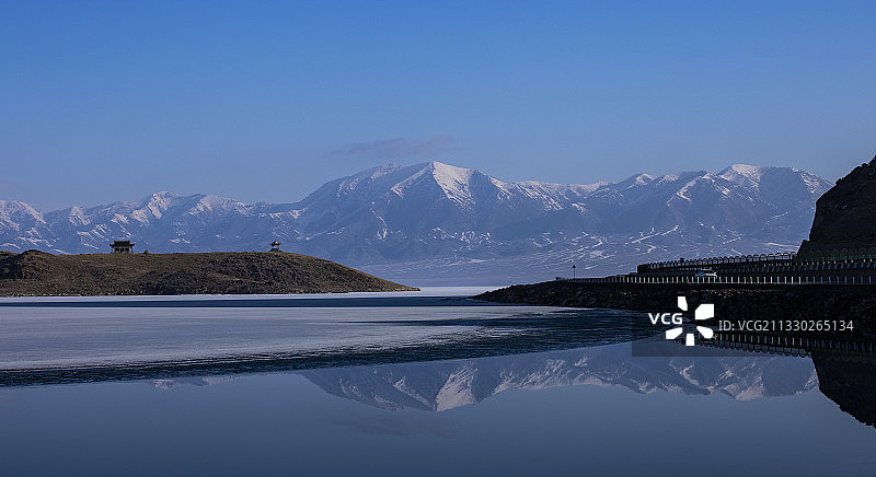 塞里木湖畔图片素材