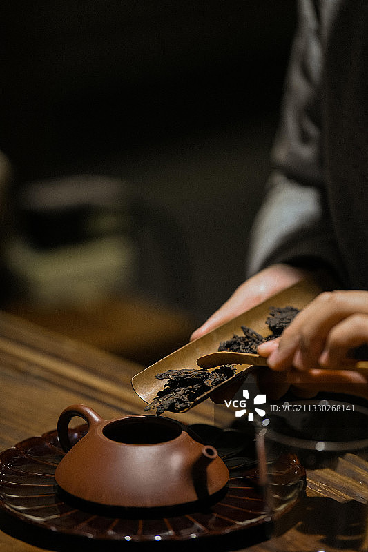 黑茶普洱茶投入紫砂壶图片素材