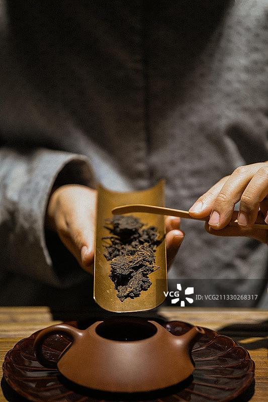 黑茶普洱茶投入紫砂壶图片素材