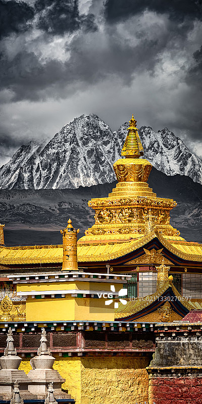 木雅金塔与雅拉雪山图片素材