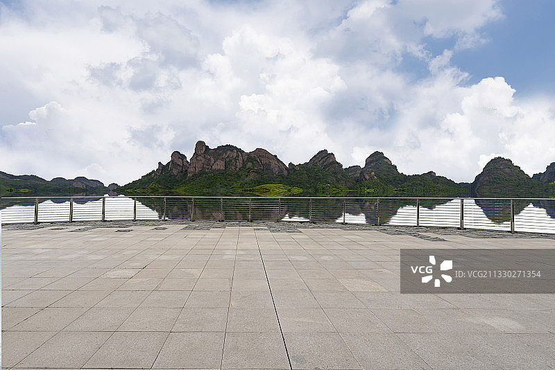 湖边冠豸山倒影及大理石广场图片素材