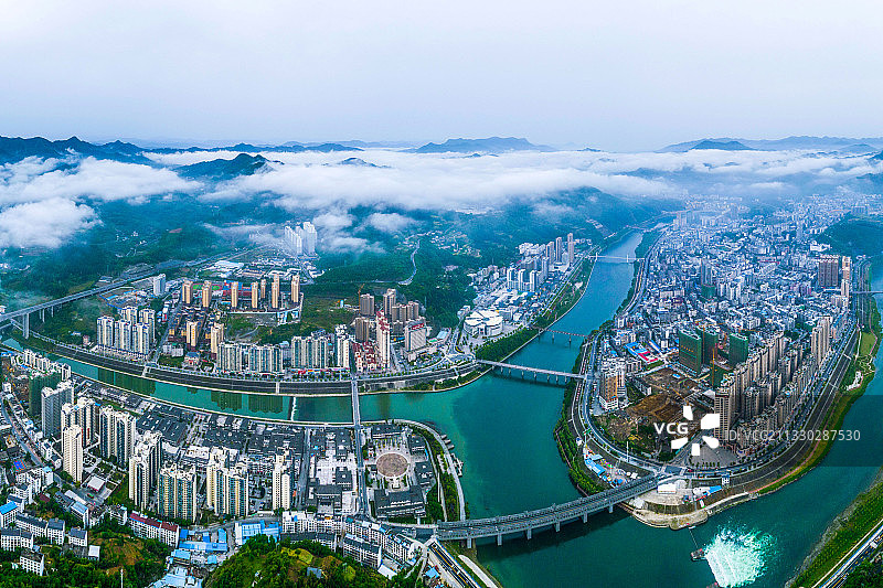 云雾缭绕，青山绿水图片素材