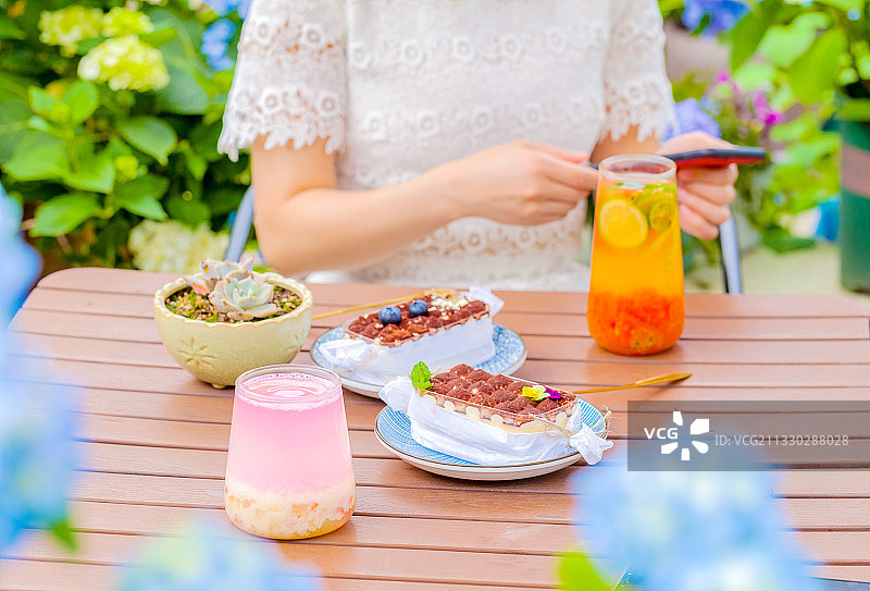 一个女孩在喝下午茶图片素材