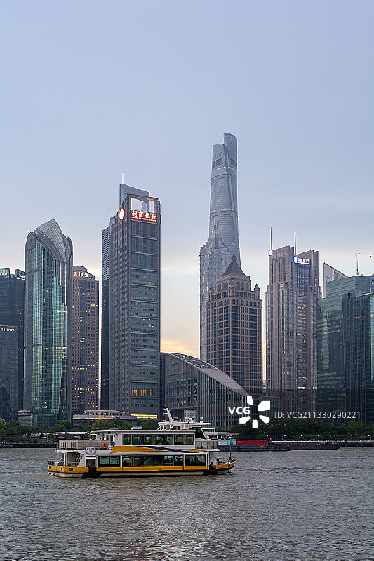 北外滩看上海中心轮渡黄昏晚霞竖构图图片素材