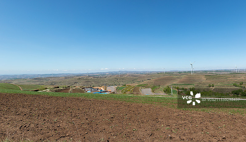 夏天的黄土高原上静谧凄美，风车在不停转动图片素材