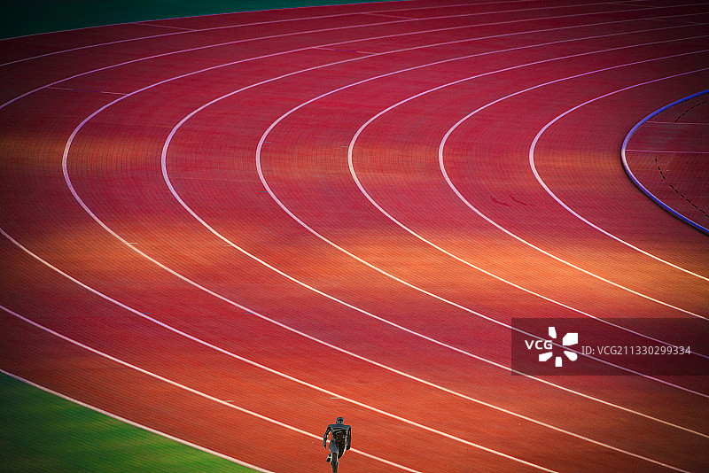 郑州奥体中心主场馆里红色的塑胶跑道图片素材