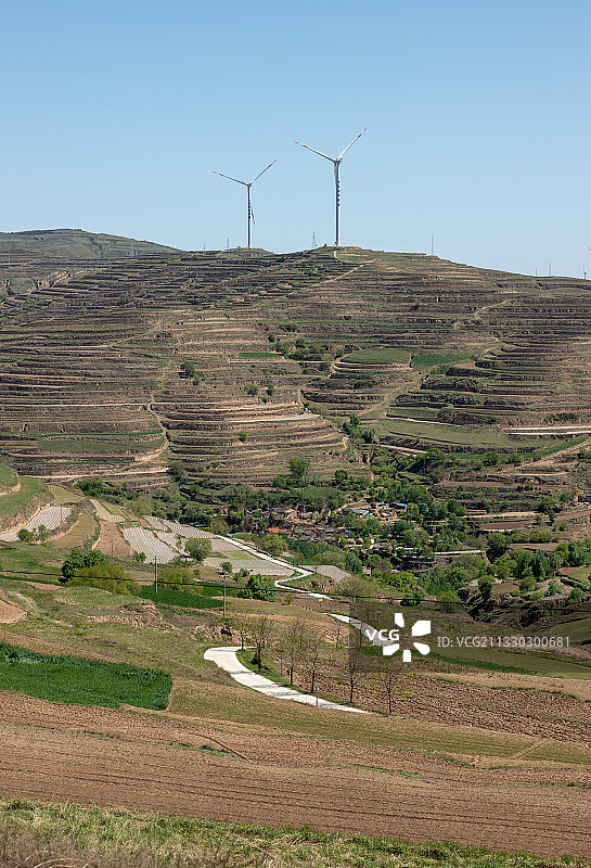 夏天的乡村田野村庄绿色染上黄土地图片素材
