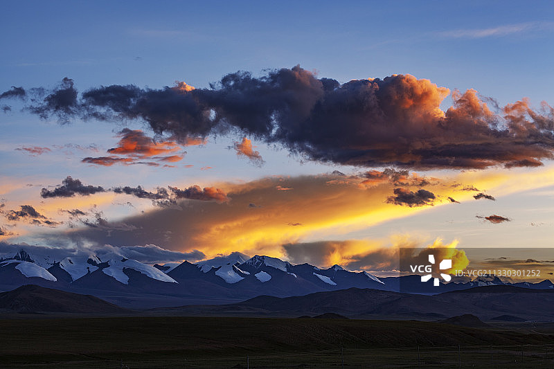 雪山彩云图片素材
