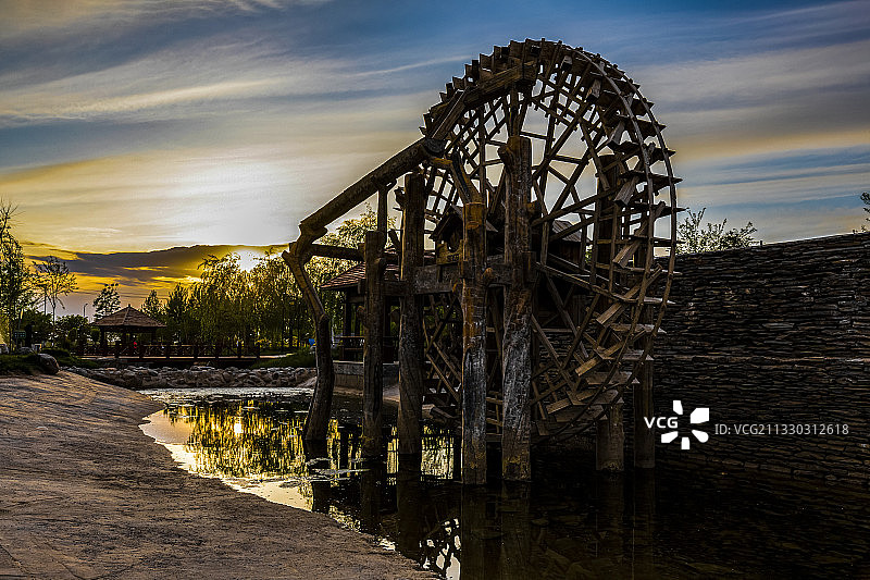 夕阳下的水车图片素材