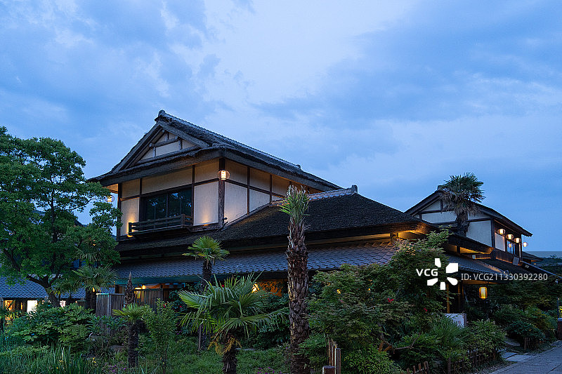 拈花湾西商业街坡屋顶黄昏图片素材