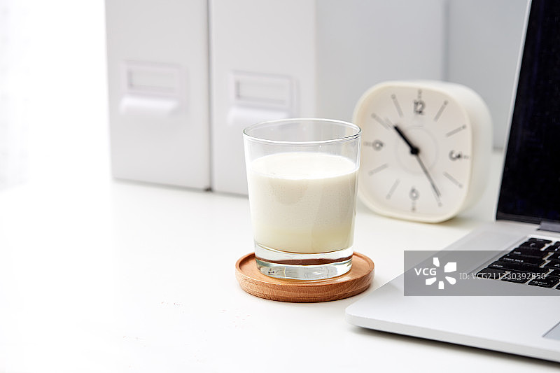 办公室早餐和表图片素材