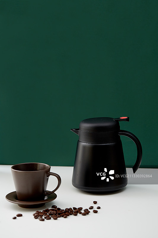 桌子上的水壶和咖啡图片素材