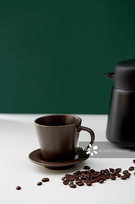 桌子上的水壶和咖啡图片素材