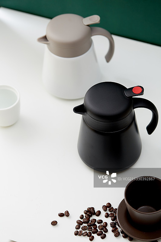 桌子上的水壶和咖啡图片素材