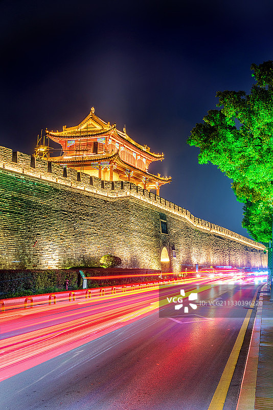 中国湖北襄阳古城临汉门夜景图片素材