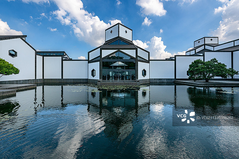 苏州博物馆水池倒影图片素材